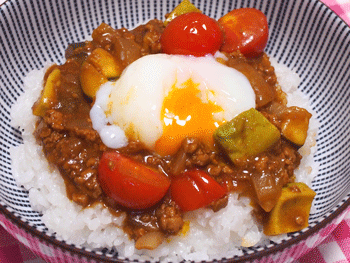 アボカドと夏野菜のカレー